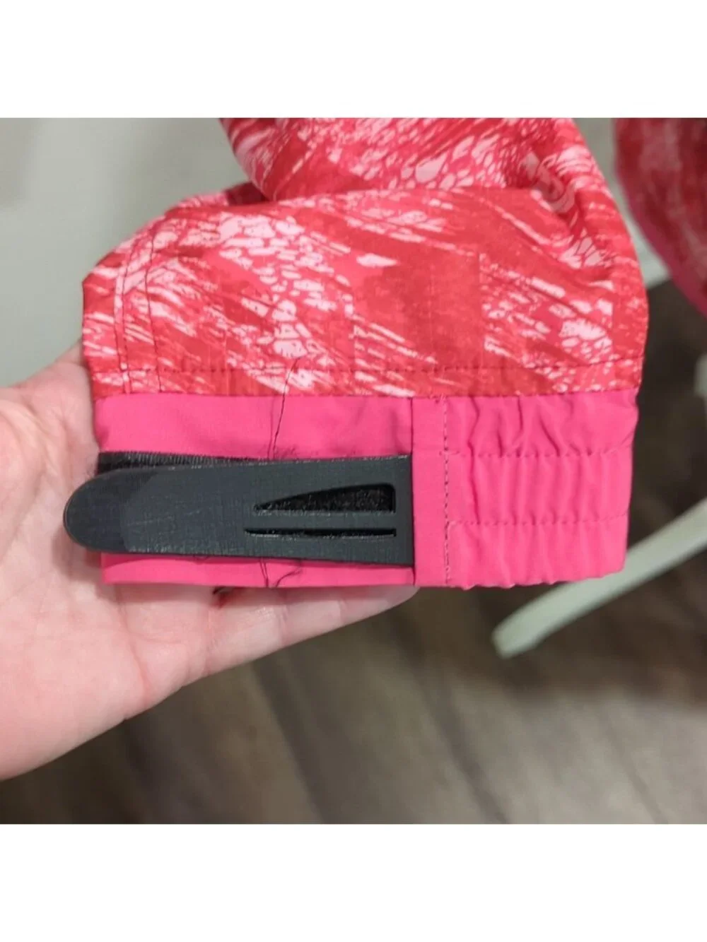 Running Room pattern pink/red reflective windbreaker jacket